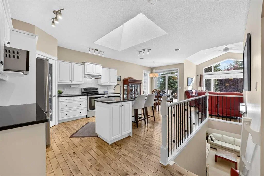 19 West Jensen Place SW, Calgary — photo 5 of 49