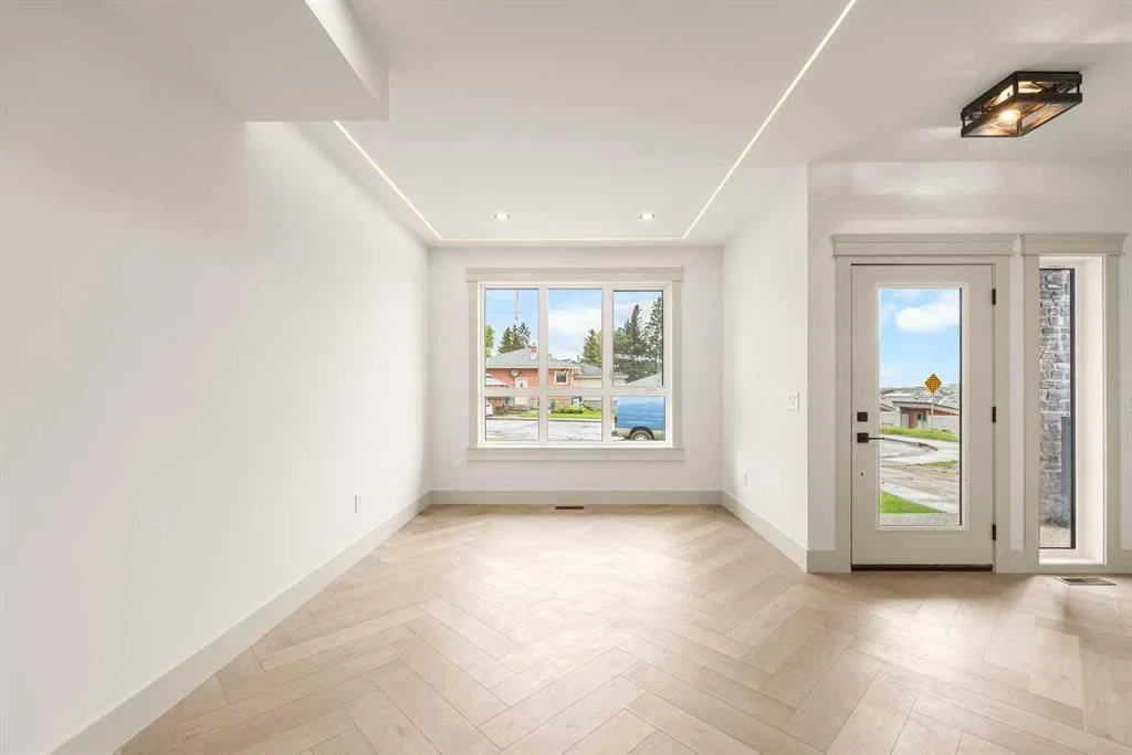 121 42 Avenue NE, Calgary — photo 4 of 50