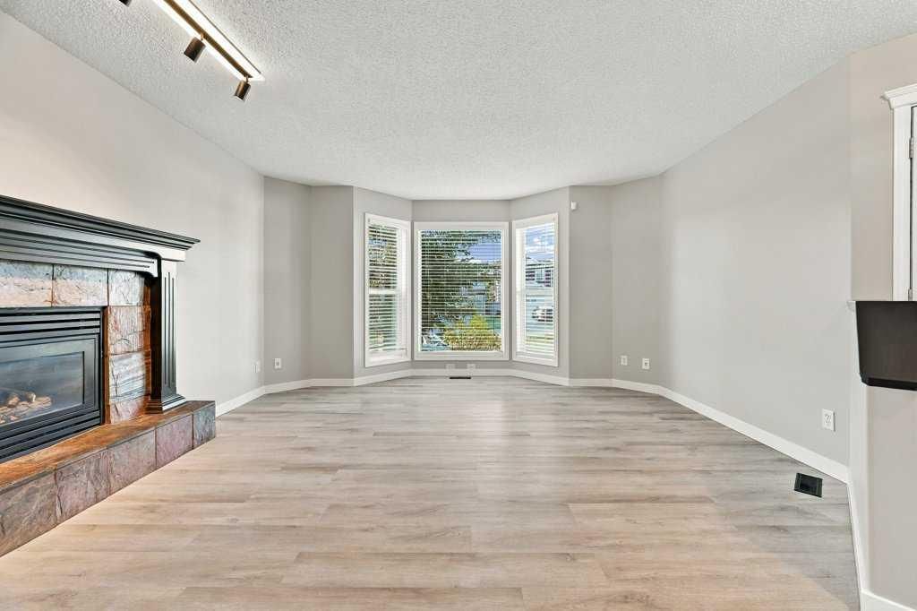 334 Bridlewood Court SW, Calgary — photo 3 of 33