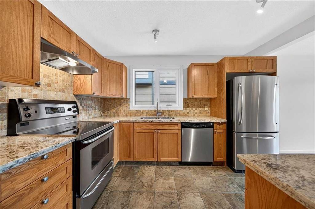 6407 34 Avenue NW, Calgary — photo 3 of 33
