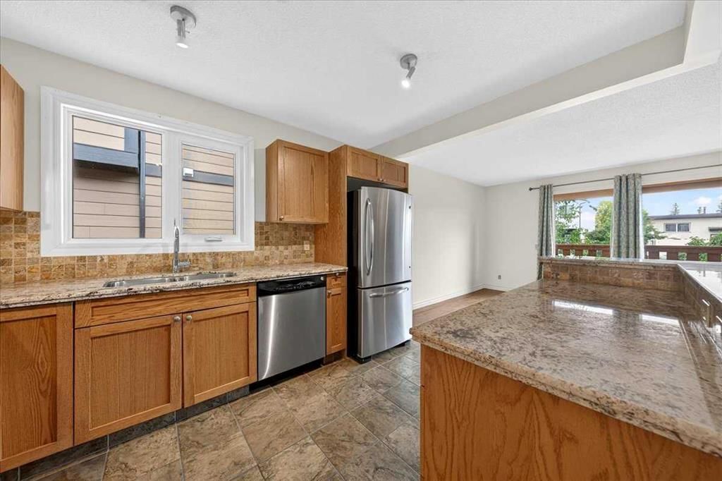 6407 34 Avenue NW, Calgary — photo 5 of 33