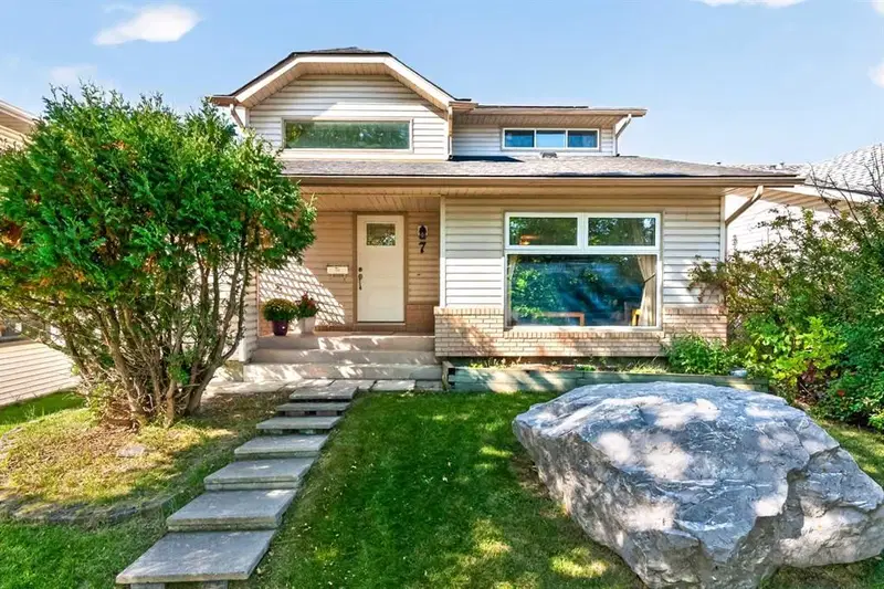7 Woodbrook Way SW, Calgary — photo 2 of 44