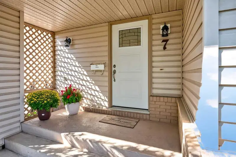 7 Woodbrook Way SW, Calgary — photo 3 of 44
