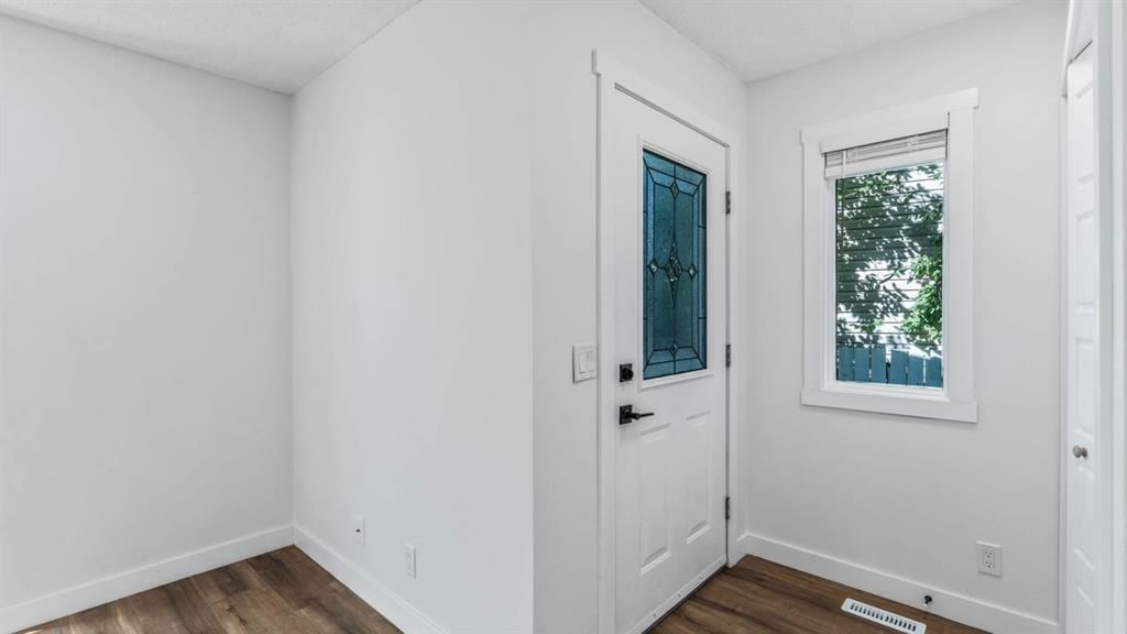 15 Taraglen Court NE, Calgary — photo 4 of 47