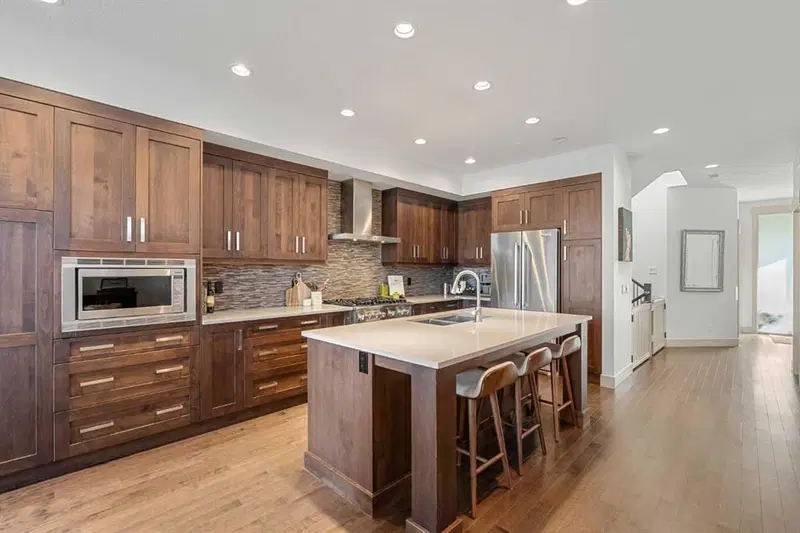 2028 37 Avenue SW, Calgary — photo 2 of 46