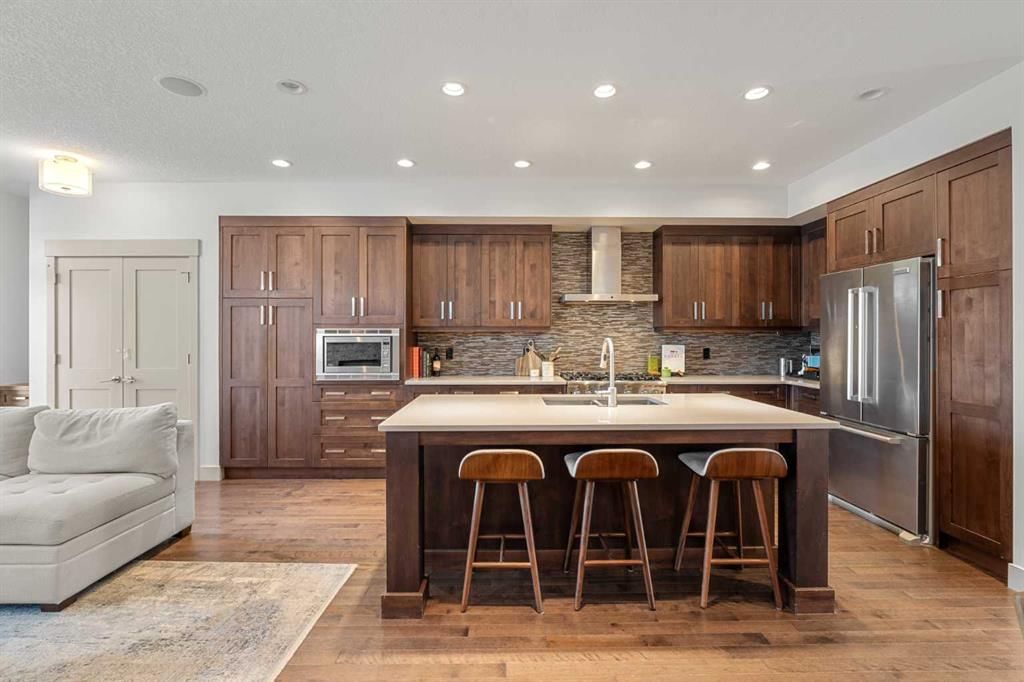 2028 37 Avenue SW, Calgary — photo 4 of 46