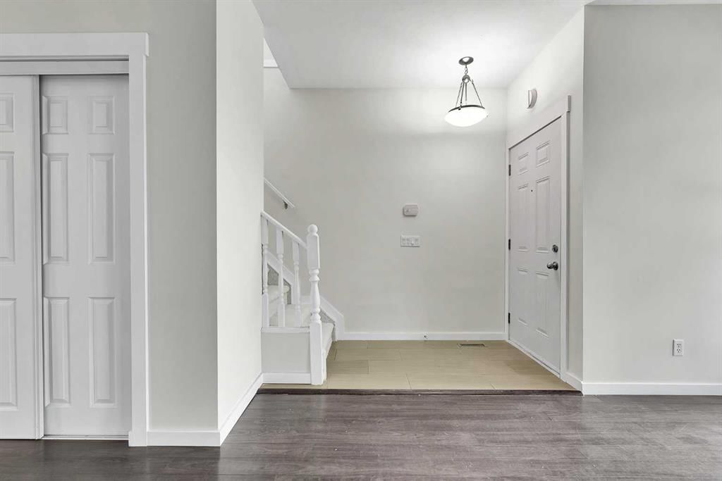 7097 Laguna Way NE, Calgary — photo 5 of 32
