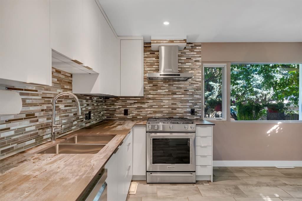 212 Blackthorn Road NW, Calgary — photo 3 of 50