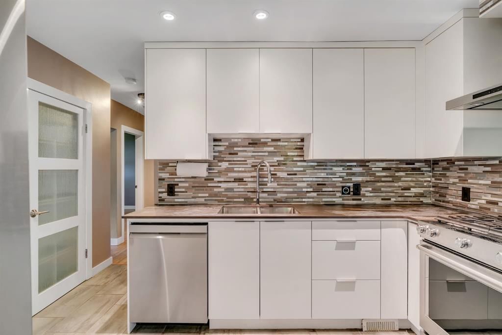 212 Blackthorn Road NW, Calgary — photo 4 of 50