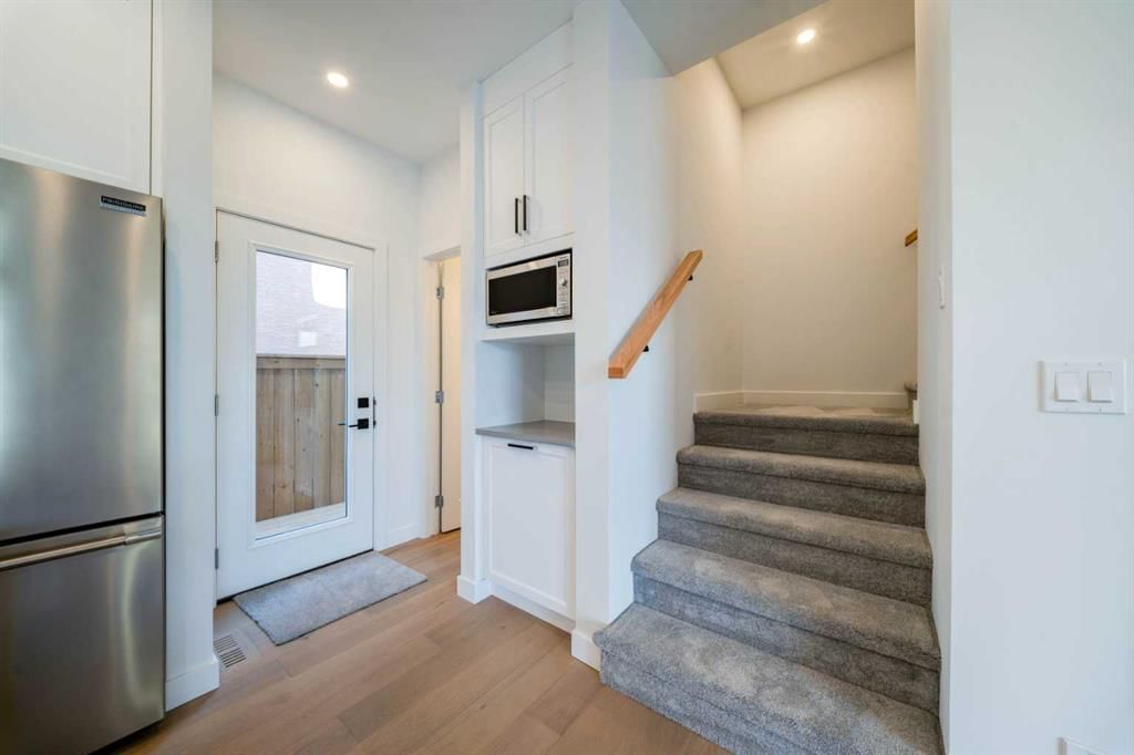 755 Centre Avenue NE, Calgary — photo 5 of 36