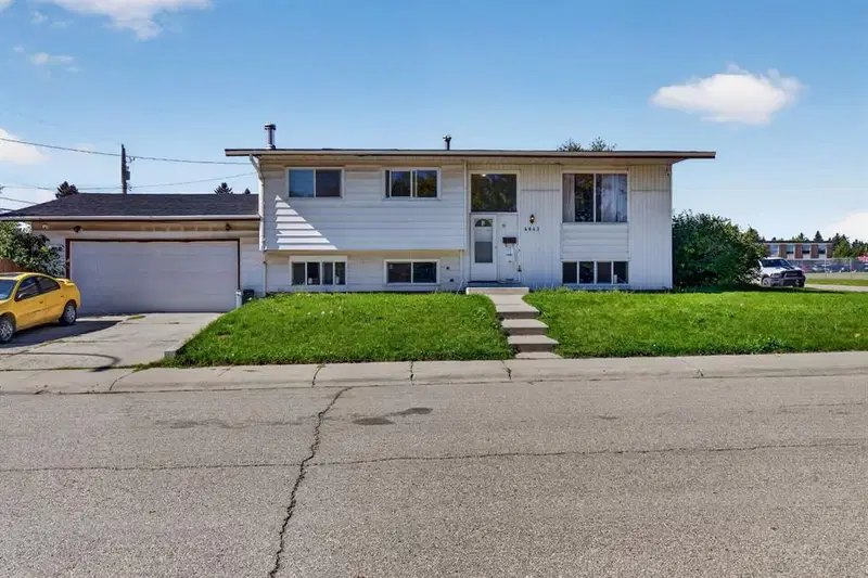 4843 7 Avenue SE, Calgary — photo 3 of 27