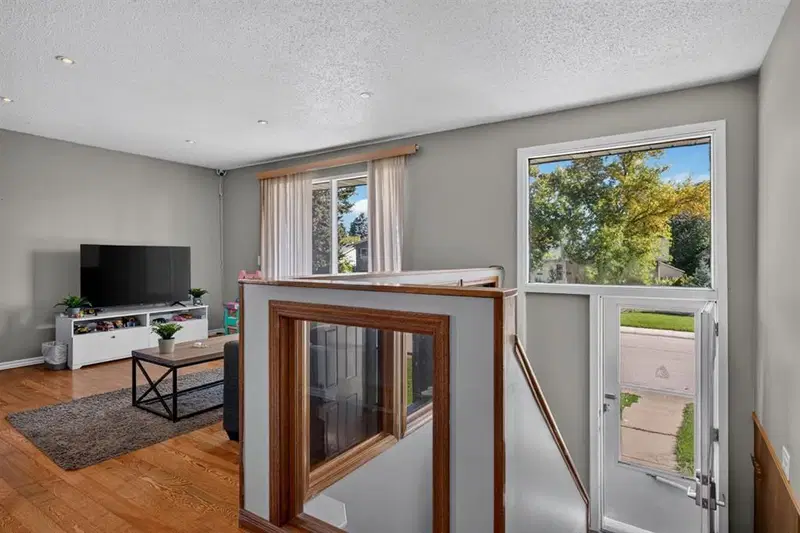 4843 7 Avenue SE, Calgary — photo 4 of 27