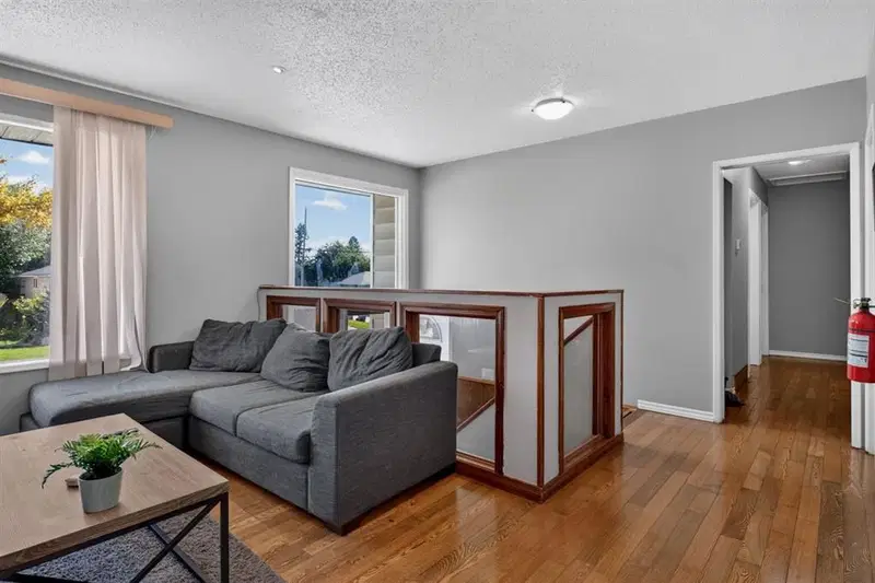 4843 7 Avenue SE, Calgary — photo 5 of 27