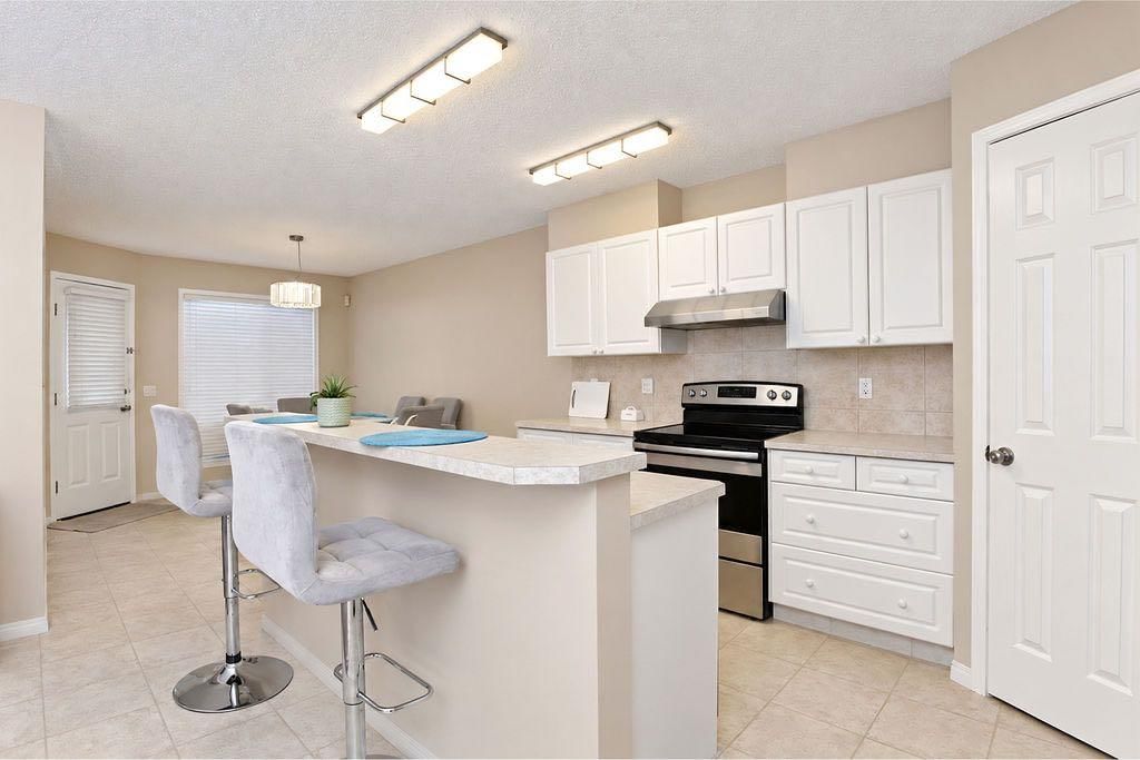 266 Millrise Square SW, Calgary — photo 4 of 19