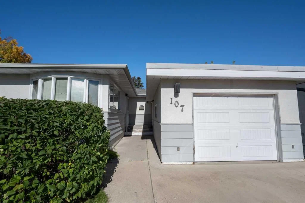 107 Hallbrook Drive SW, Calgary — photo 3 of 47