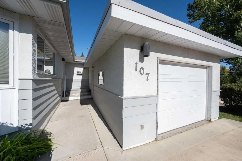107 Hallbrook Drive SW, Calgary — photo 4 of 47