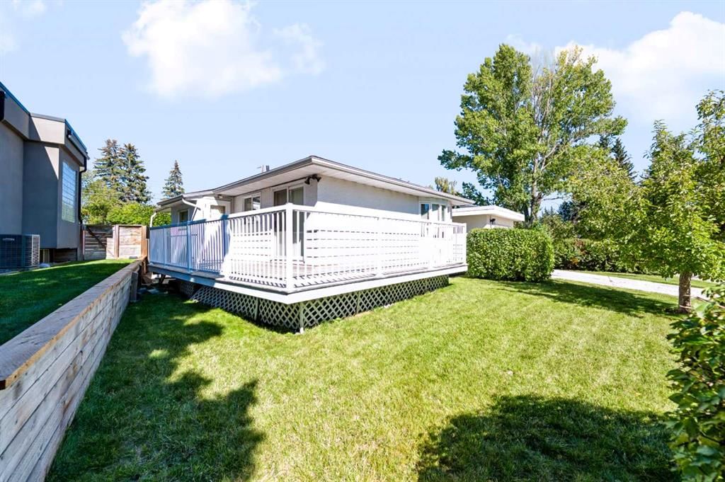 107 Hallbrook Drive SW, Calgary — photo 5 of 47