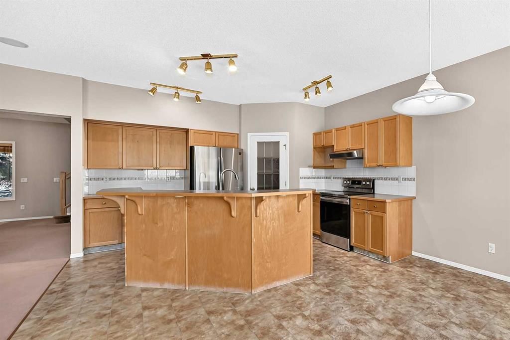 275 Panatella Circle NW, Calgary — photo 4 of 50