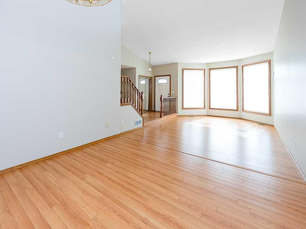 44 Straddock Crescent SW, Calgary — photo 4 of 39