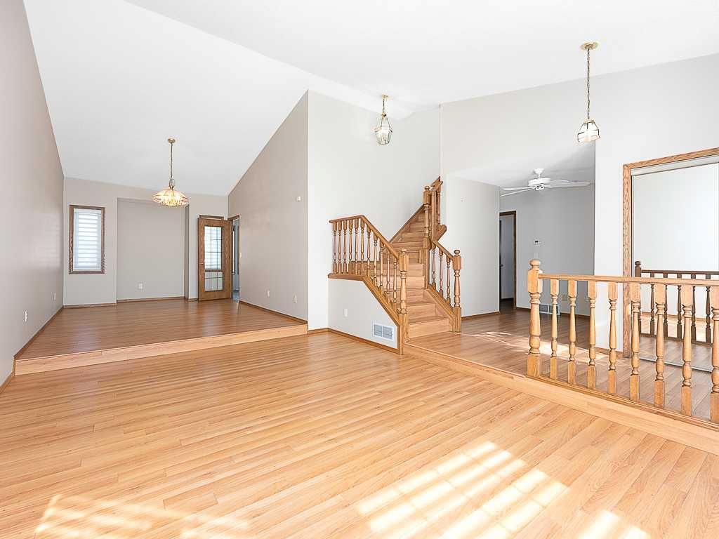 44 Straddock Crescent SW, Calgary — photo 5 of 39