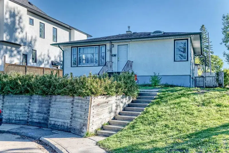 2451 29 Avenue SW, Calgary — main listing photo
