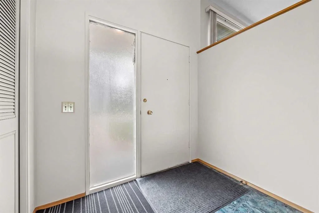 6904 8 Street NW, Calgary — photo 2 of 49