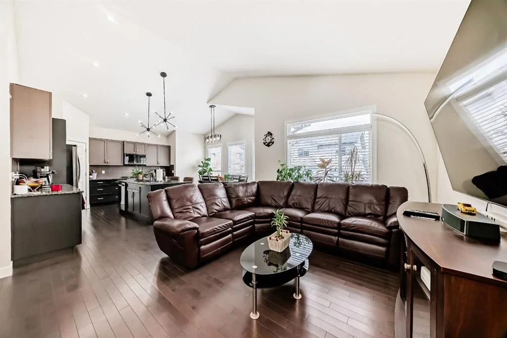 612 Montgomery Close SE, High River — main listing photo