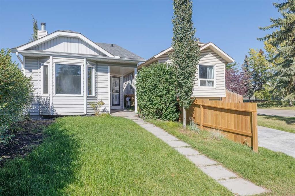 5 Erin Grove Place SE, Calgary — photo 2 of 25