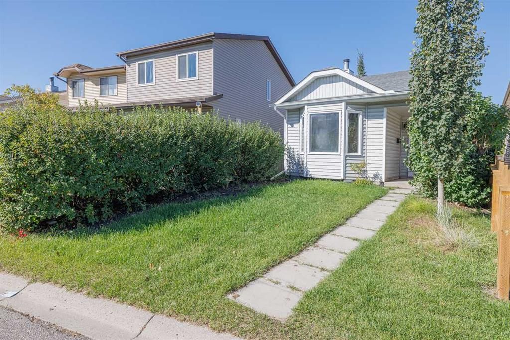 5 Erin Grove Place SE, Calgary — photo 3 of 25