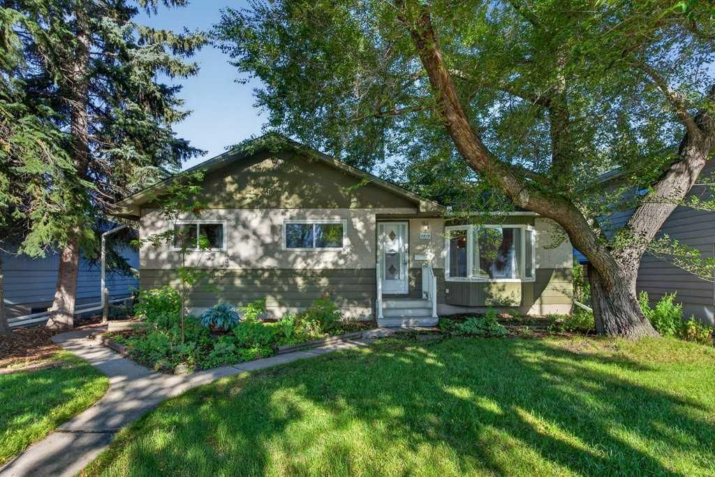 3819 Charleswood Drive NW, Calgary — main listing photo