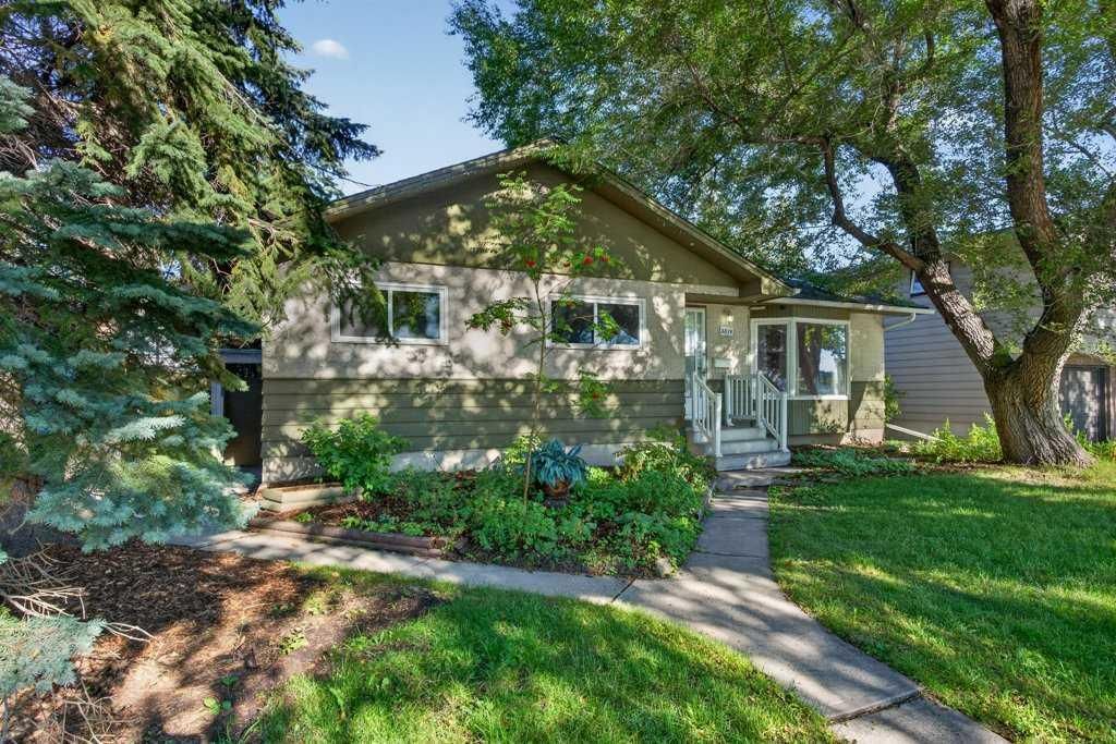 3819 Charleswood Drive NW, Calgary — photo 2 of 49