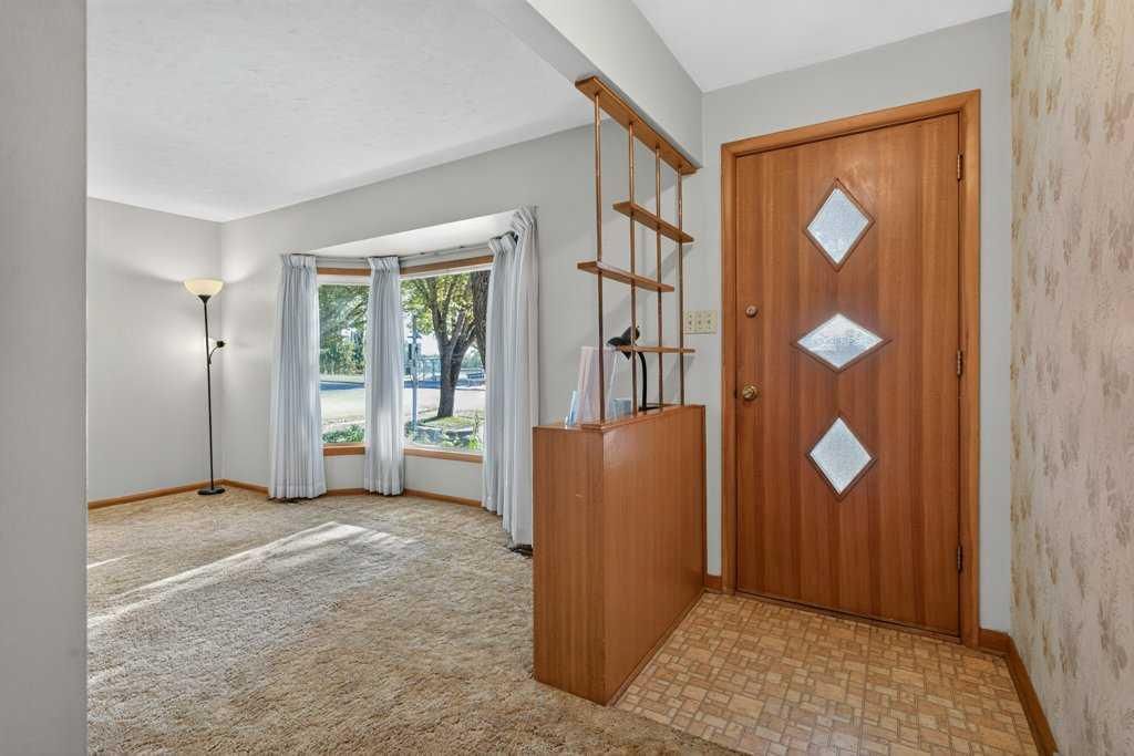 3819 Charleswood Drive NW, Calgary — photo 3 of 49
