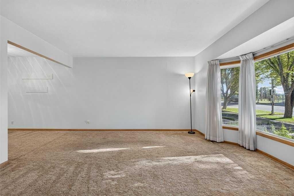 3819 Charleswood Drive NW, Calgary — photo 4 of 49