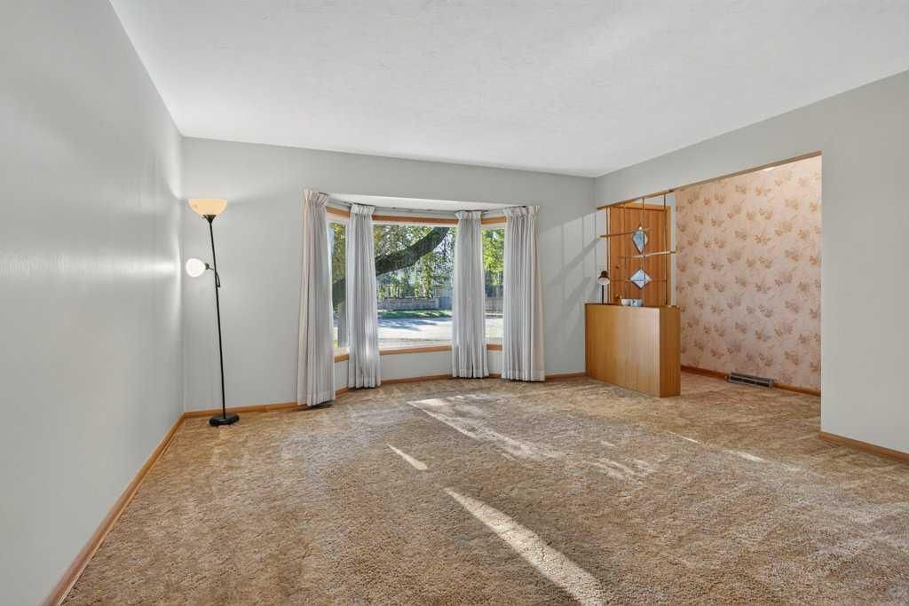 3819 Charleswood Drive NW, Calgary — photo 5 of 49