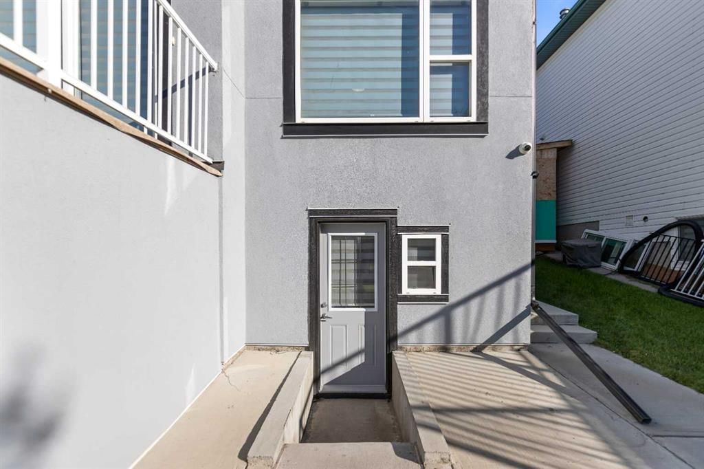 23 Anaheim Circle NE, Calgary — photo 4 of 44