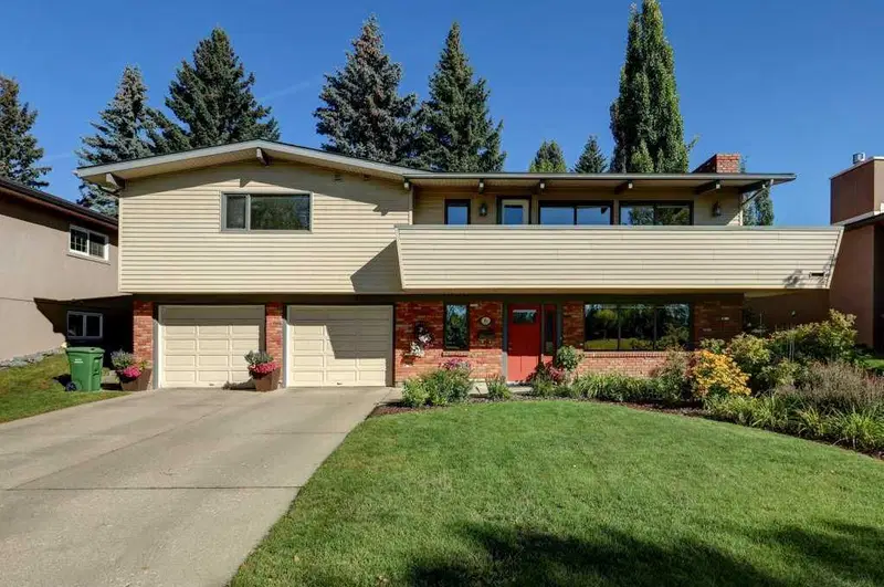6 Vardana Place NW, Calgary — photo 2 of 40