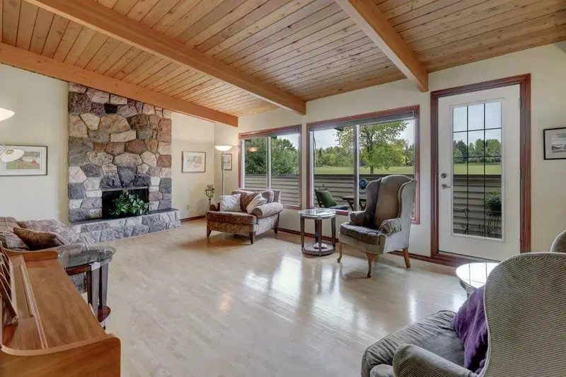 6 Vardana Place NW, Calgary — photo 3 of 40