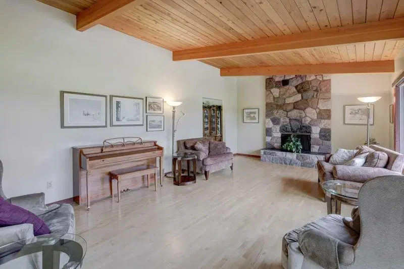6 Vardana Place NW, Calgary — photo 4 of 40