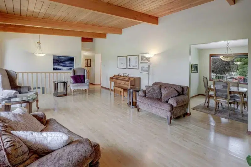 6 Vardana Place NW, Calgary — photo 5 of 40
