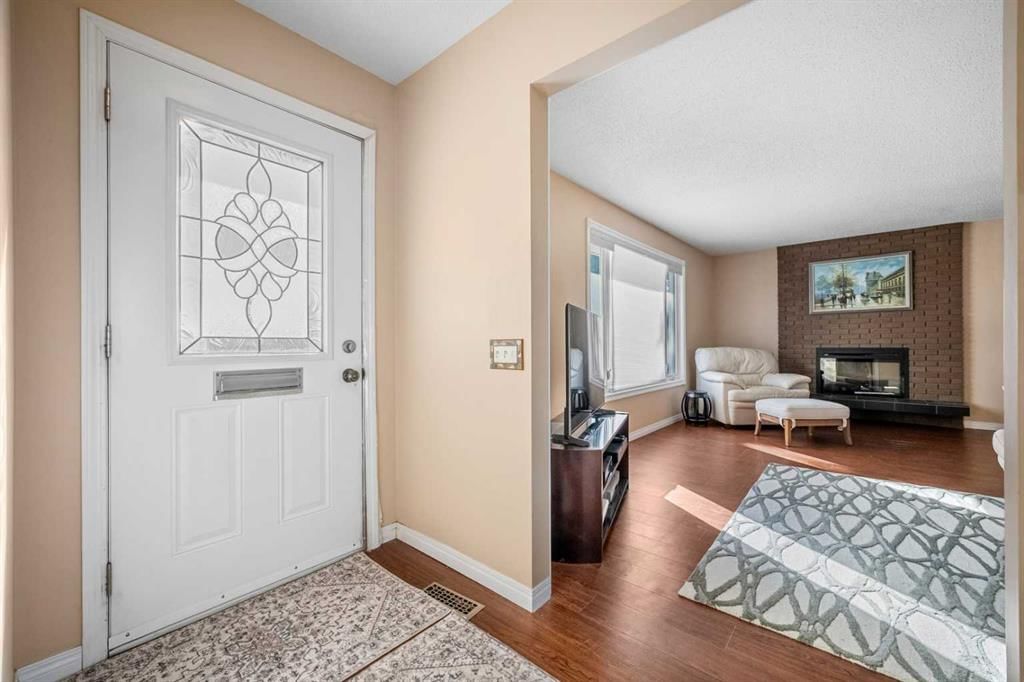 244 Cantrell Drive SW, Calgary — photo 4 of 50