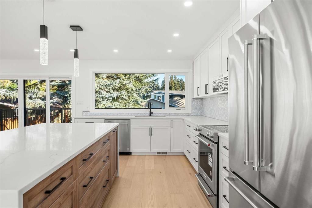 5204 Barron Drive NW, Calgary — photo 4 of 50