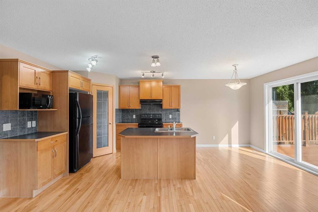 15 Cranfield Manor SE, Calgary — photo 5 of 41