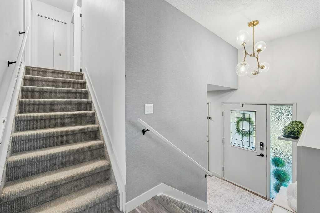 513 Oakridge Way SW, Calgary — photo 3 of 48