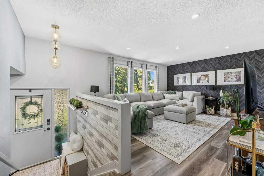 513 Oakridge Way SW, Calgary — photo 4 of 48