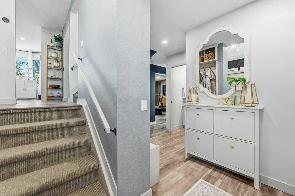 513 Oakridge Way SW, Calgary — photo 5 of 48