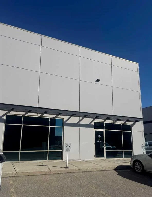 207, 118 East Lake Boulevard, Airdrie — main listing photo