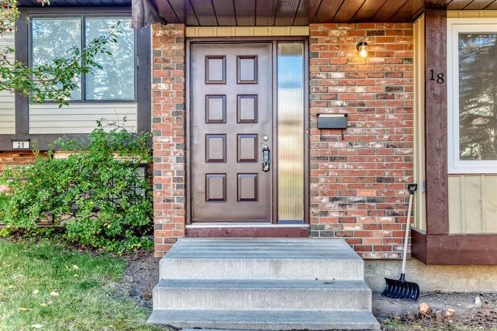 18 Dalhousie Crescent NW, Calgary — photo 2 of 36