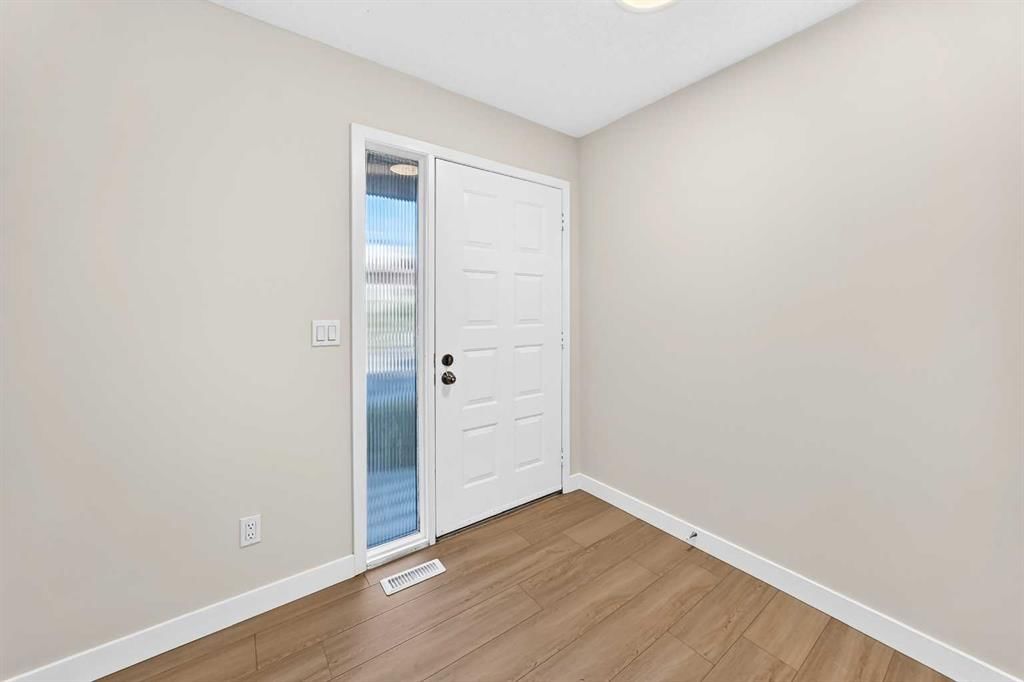 18 Dalhousie Crescent NW, Calgary — photo 3 of 36