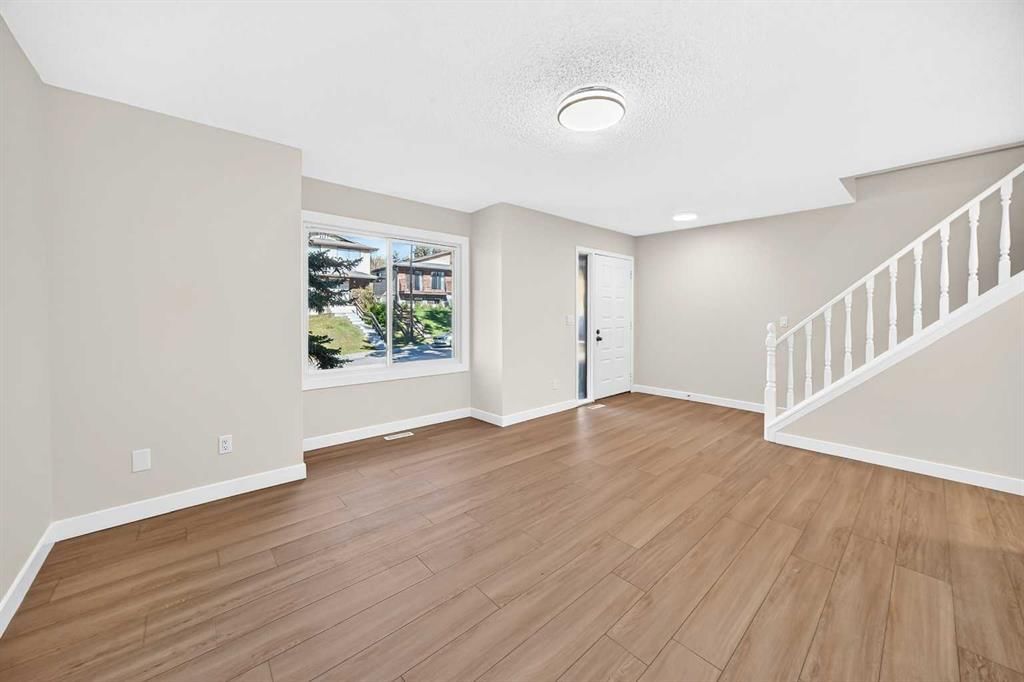 18 Dalhousie Crescent NW, Calgary — photo 4 of 36