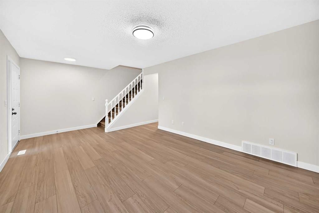 18 Dalhousie Crescent NW, Calgary — photo 5 of 36
